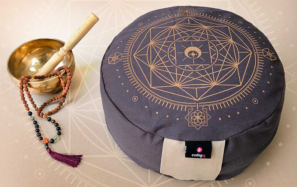 foto de un alohadon zafu junto a un cuenco tibetano