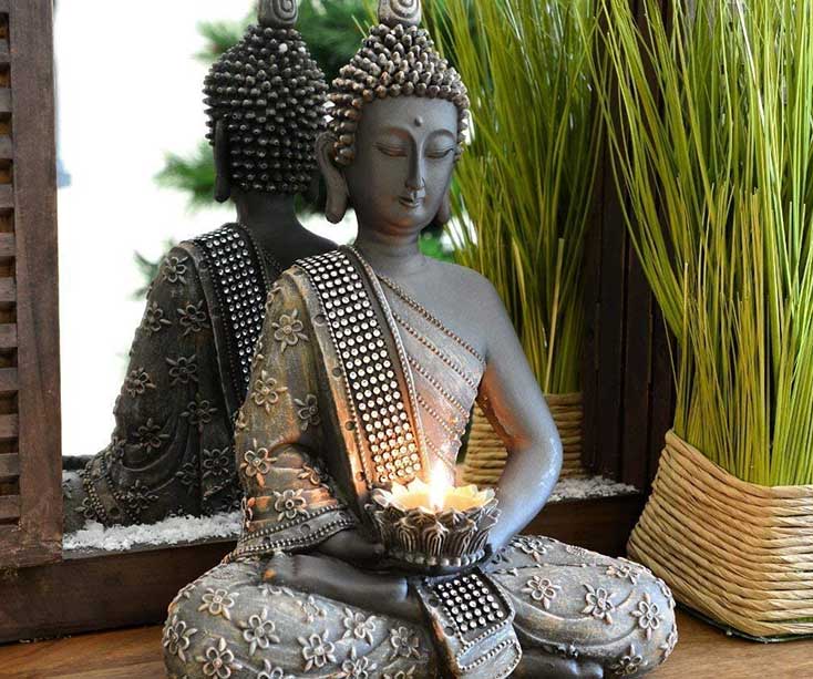 persona en posición de meditación sobre una colchoneta en el piso